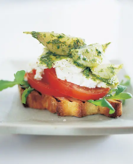 Bruschetta med tomat, fårost och marinerad lök