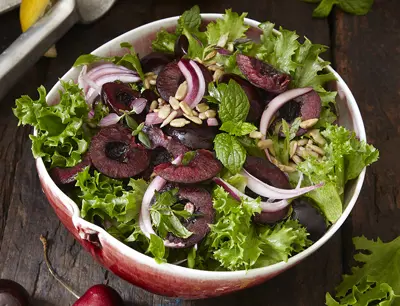 Sallad med körsbär och rostade solrosfrön