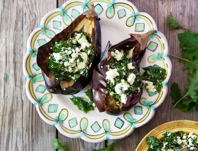 Bakad aubergine med grönkål och fetaost
