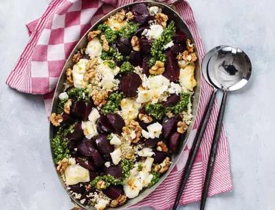 Ugnsbakade rödbetor med chèvre, pesto och valnötter