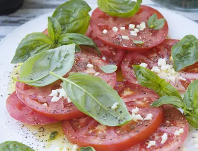Skivade tomater med basilika och vitlök