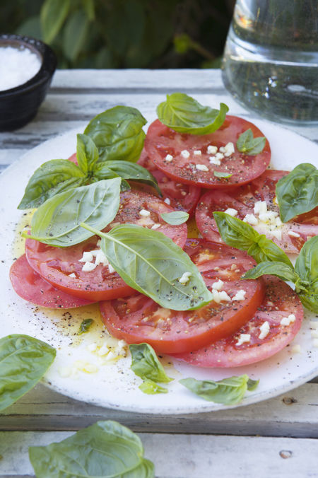 Skivade tomater med basilika och vitlök