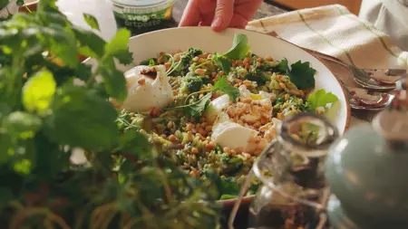 Risoni-sallad med burrata och pesto