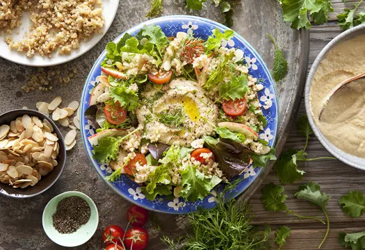 Krispig sallad med hummus