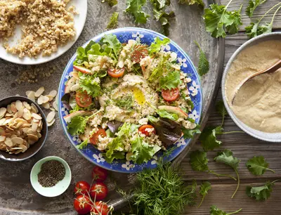 Krispig sallad med hummus