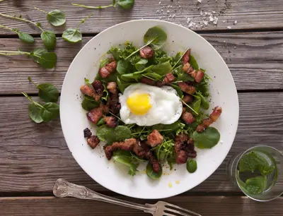 Sallad med pocherade ägg och rimmat sidfläsk