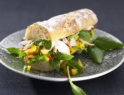 Baguette med kyckling, salad och mangosalsa