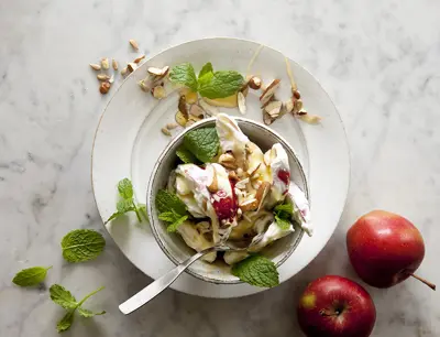 Dessert med äpple, mynta och nötter