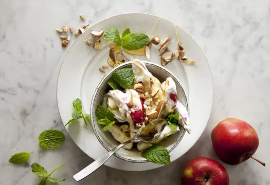 Dessert med äpple, mynta och nötter