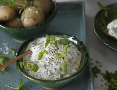 Krämig sill med mejram, gräslök och pepparrot