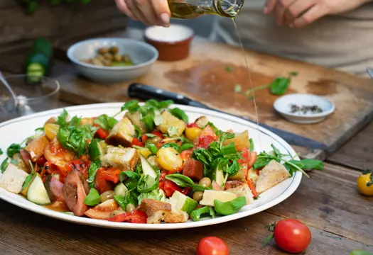 Panzanellasallad med brödkrutonger