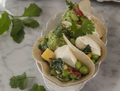 Vegetariska tortilla med bönor, avokado och mango