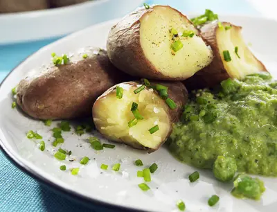 Kokt potatis med grönärtsröra
